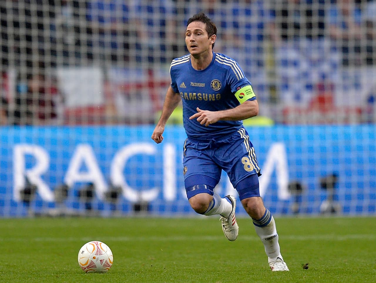 <b>10 – Frank Lampard –</b> El considerado por muchos como el mejor jugador en la historia del Chelsea dejó su huella en el futbol inglés al ser el referente del club por muchos años. En su paso con los Blues, Frank conquistó la cima al levantar tres Premier Leagues, cuatro FA Cups, dos Community Shield, dos Copa de la Liga, una UEFA Europa League y la histórica UEFA Champions League de 2012.