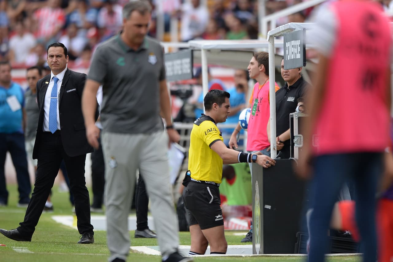 Santos Laguna marcó por conducto de Brian Lozano pero tras una revisión en el VAR, el árbitro central determinó que existía una falta previa y se anuló la anotación.