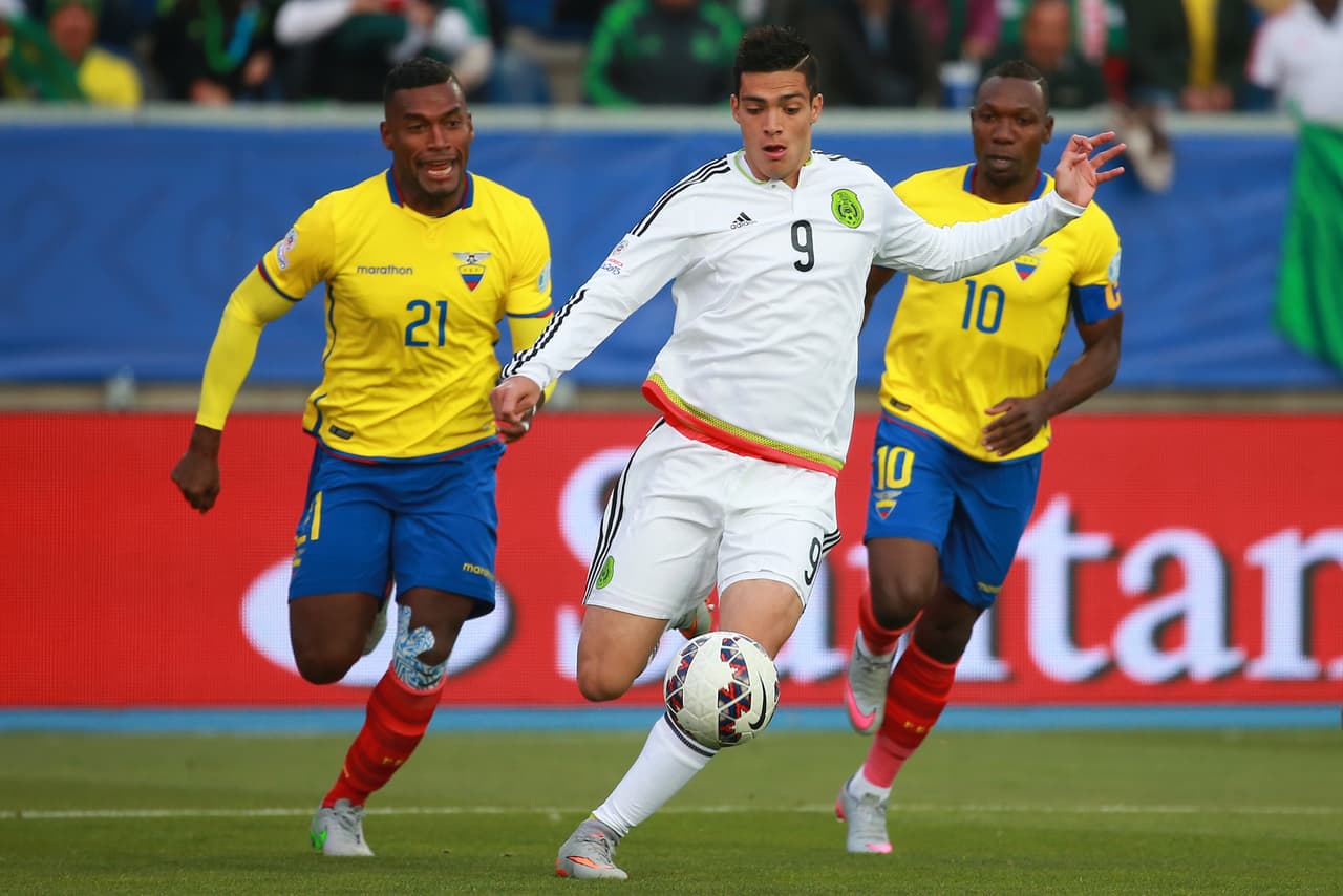 Raúl Jiménez es muy ágil, tiene fuerza, velocidad, potencia y técnica pero no ha sido regular en su juego por lo que deberá ganarse un puesto en Selección Mexicana. Foto Getty