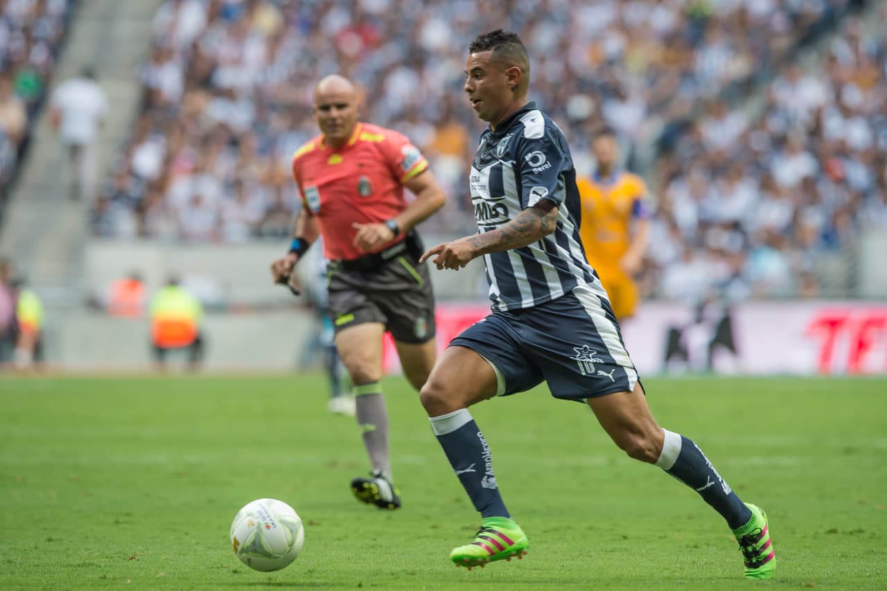 Si bien no es muy veloz, sí tiene rapidez en el manejo de balón y en la capacidad para tomar decisiones, como en el momento de realizar pases certeros.