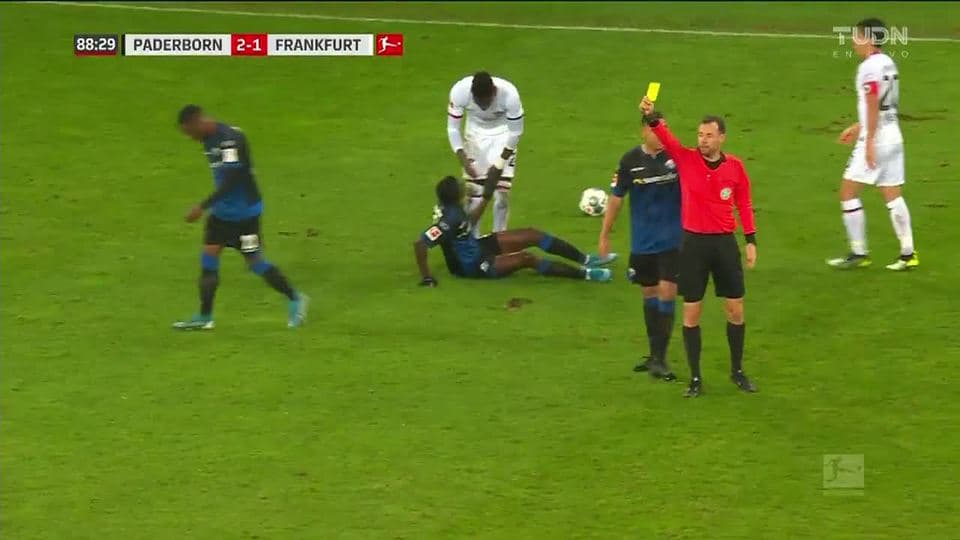 Tarjeta amarilla. El árbitro amonesta a Sven Michel de SC Paderborn 07