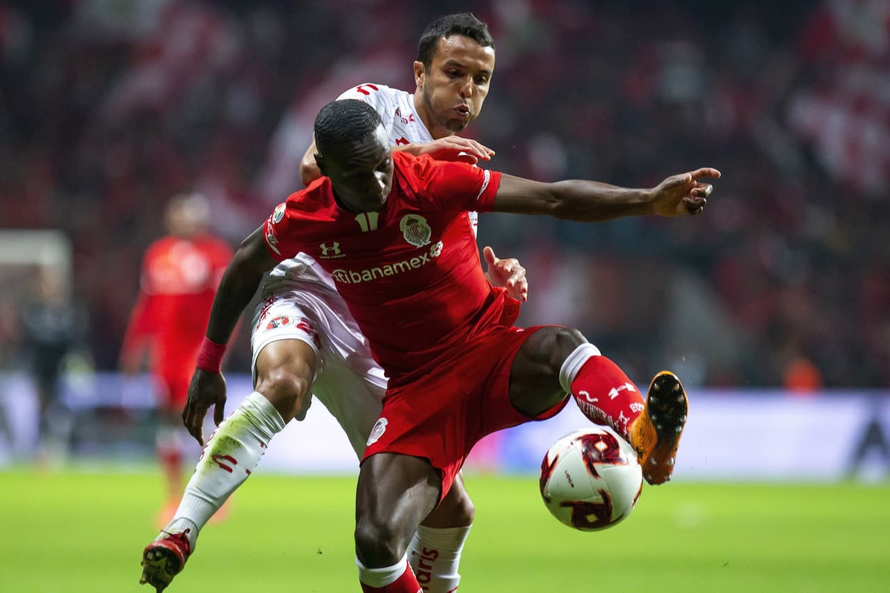 Ambas escuadras se mostraron muy revolucionadas al inicio del encuentro.