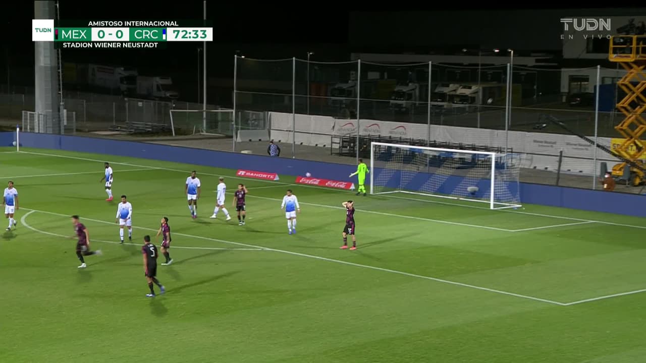 ¡CERCA! Hirving Lozano disparó que se estrella en el poste.