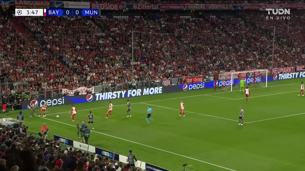 ¡TIRO ATAJADO! disparo por Christian Eriksen.