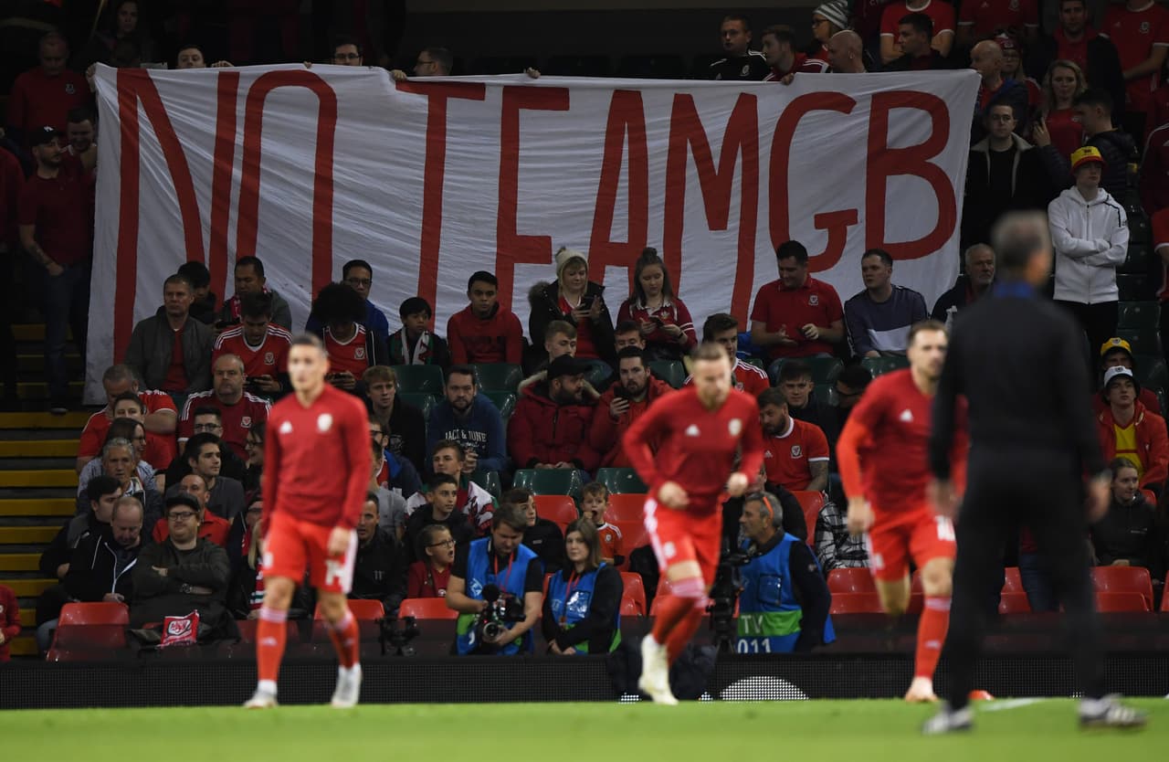 Sin duda, la pancarta se llevaba todas las miradas mientras los jugadores hacían ejercicios de calentamiento.