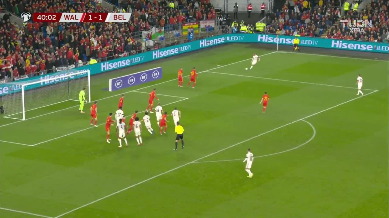 ¡CERCA! Thorgan Hazard disparó que se estrella en el poste.