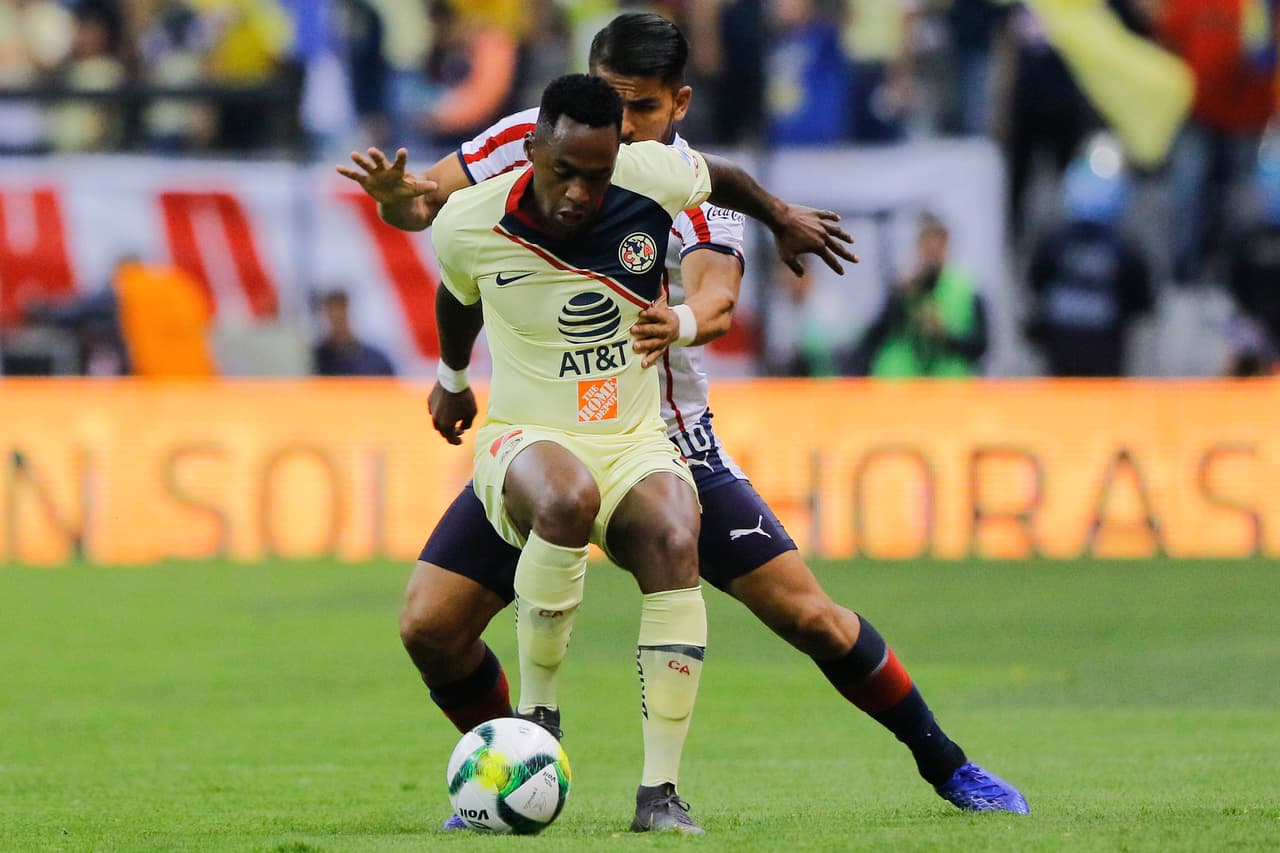 Renato Ibarra en intento de recibir y mantener posesión del esférico. Los primeros minutos, de estudio, de leves escarceos para irse atemperando y perder el nerviosismo.