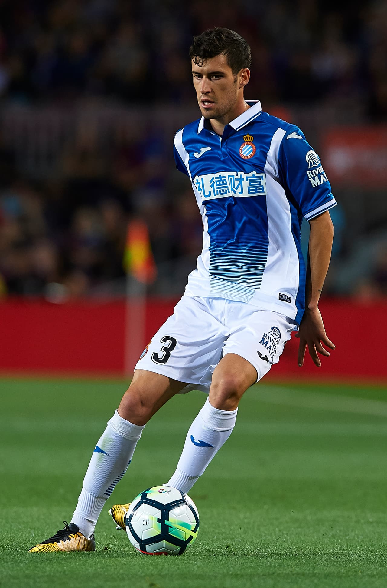 Lateral izquierdo: Aarón Martin (Mainz 05) - 13,7 millones de dólares.