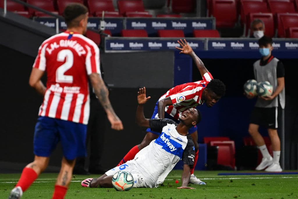 Thomas Partey llega tarde a la jugada y se lleva de lleno al nacido en Mauritania Abdallahi Mahmoud.