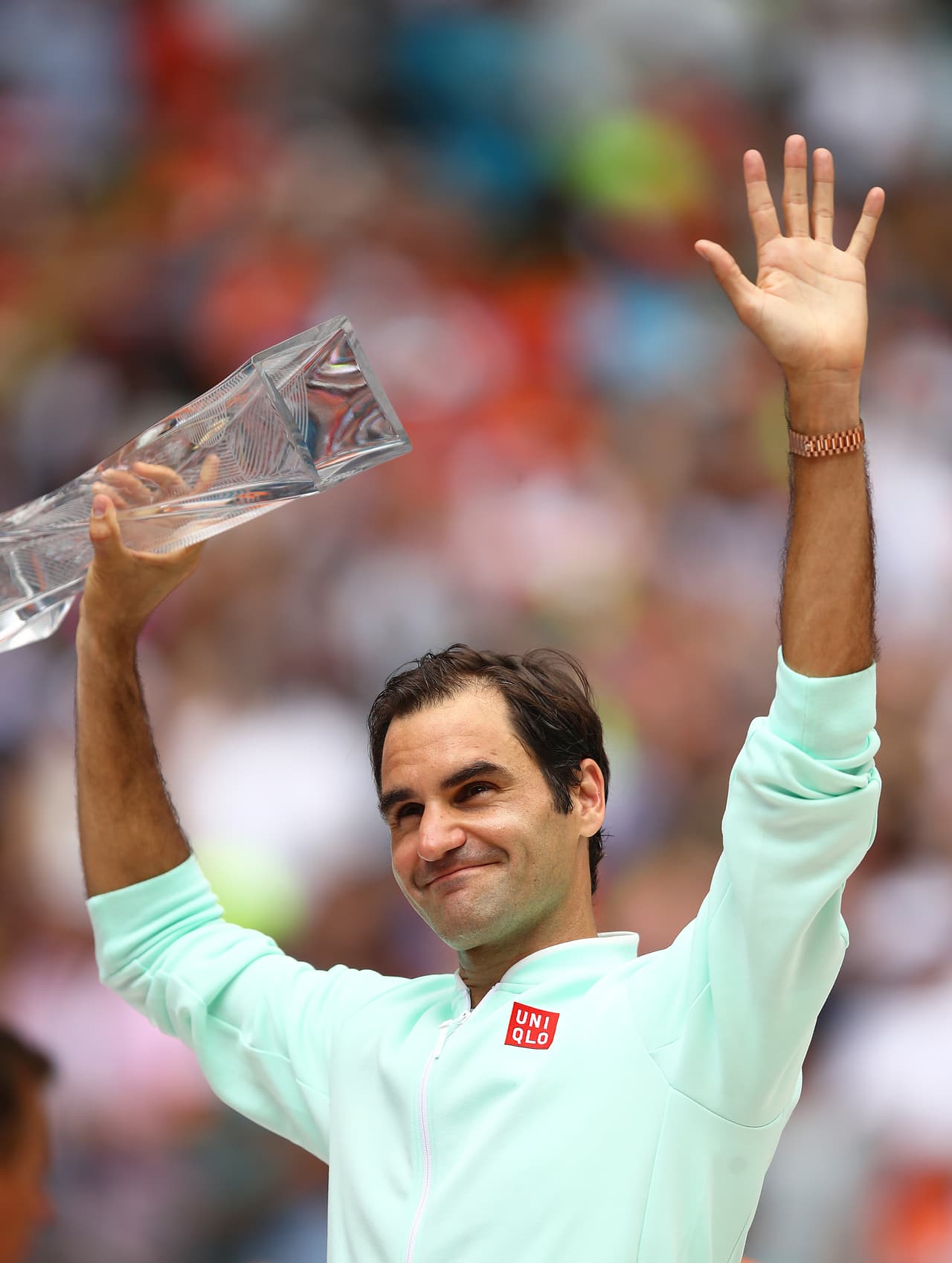 El suizo Roger Federer se proclamó a sus 37 años campeón del Miami Open al vencer en la final por 6-1 y 6-4 al estadounidense John Isner, que defendía el título. Es su cuarto título en Miami y su vigésimo en Masters 1.000.