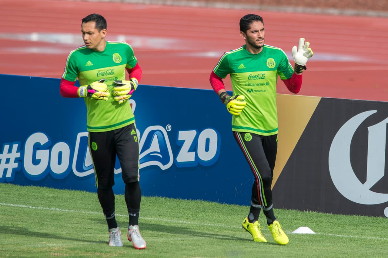 Los porteros Rodolfo Cota y Jesús Corona estuvieron a cargo de Néstor Marín.