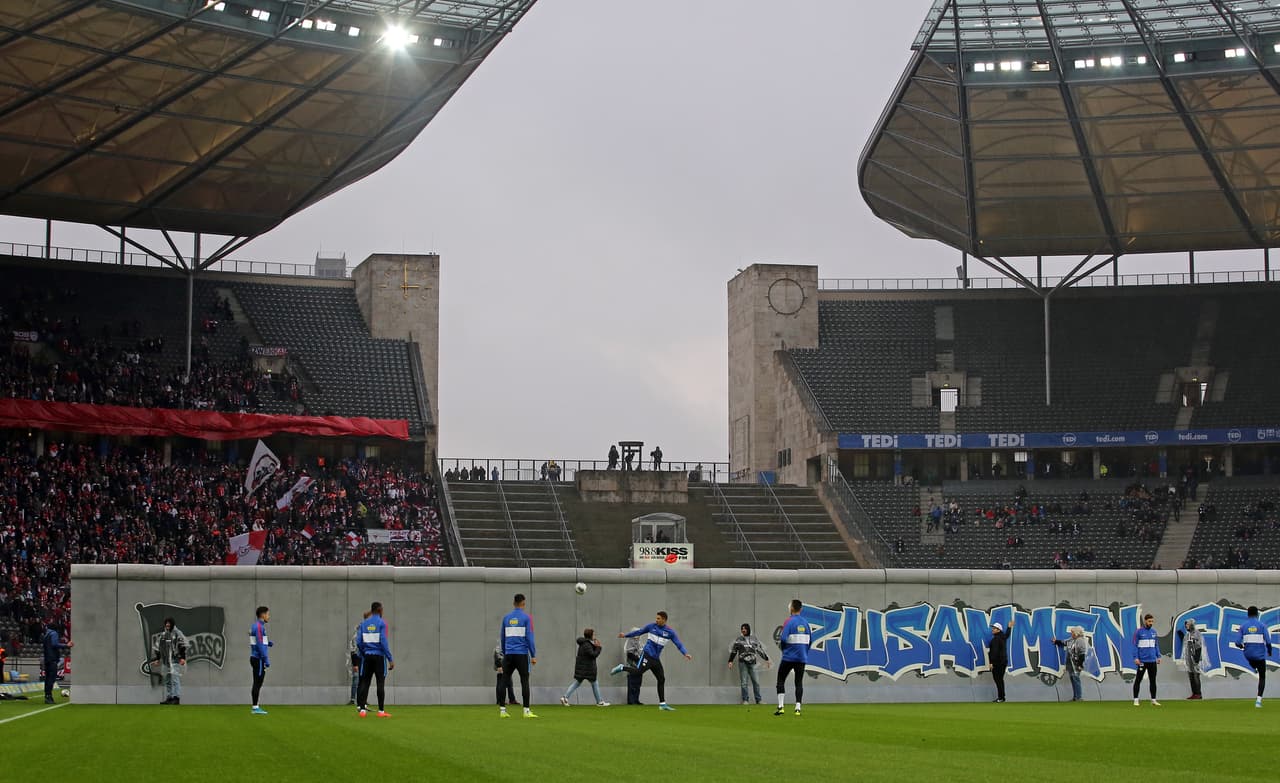 Durante la ceremonia previa al partido entre Hertha BSC y RB Leipzig, realizaron un emotivo homenaje al suceso de 1989.