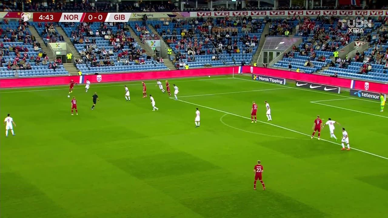 ¡TIRO ATAJADO! disparo por Alexander Sørloth.