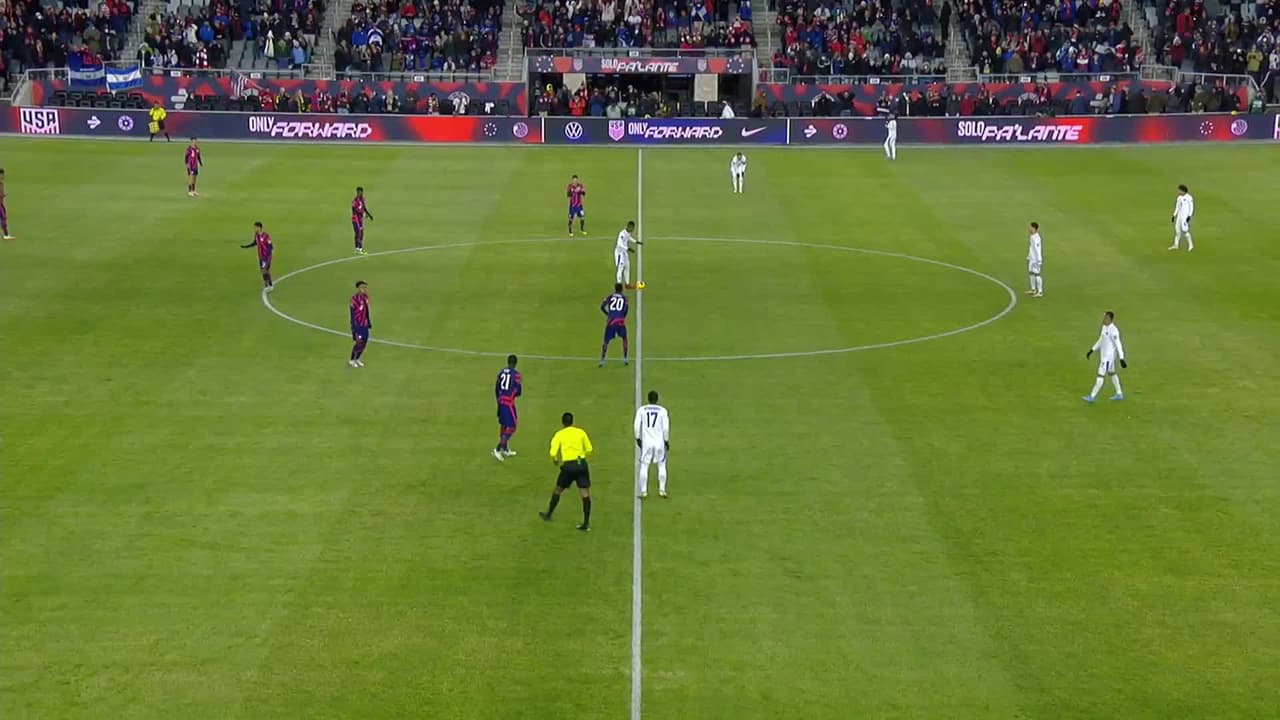Arranca el partido y la pelota está en juego.