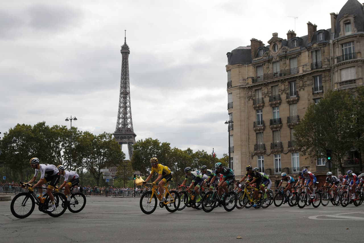 Al fondo se observa quizás el símbolo más emblemático de la capital francesa, la Torre Eiffel. La tradicional estructura metálica fue testigo del paso de los ciclistas.