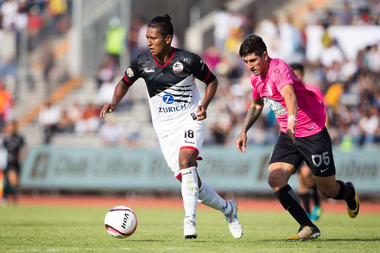 La clave del medio campo de los licántropos es el peruano Pedro Aquino, propiedad del Club Monterrey.