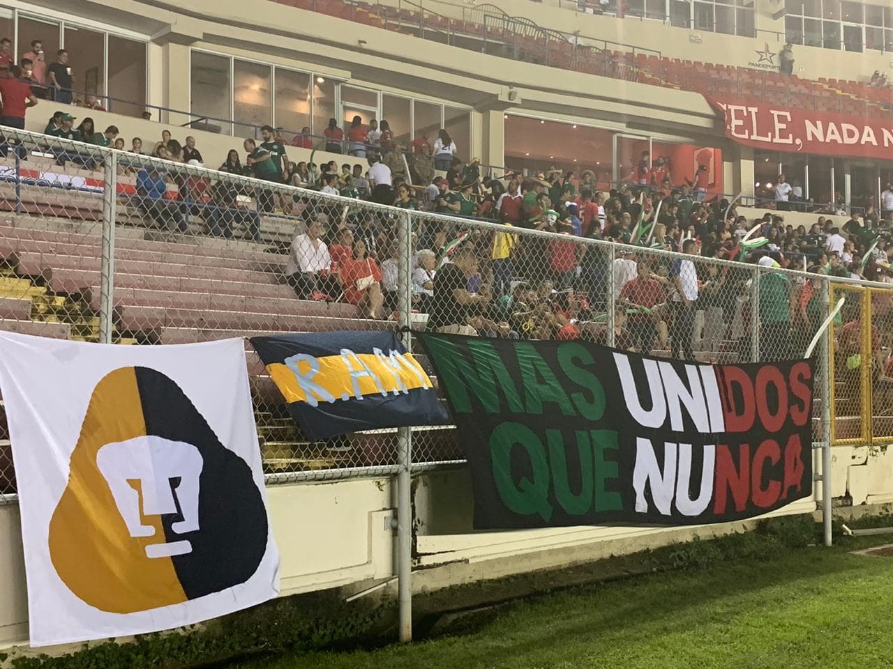 Con la noche encima y la gente llegando al estadio, la ciudad de Panamá esta lista para el Panamá vs México.