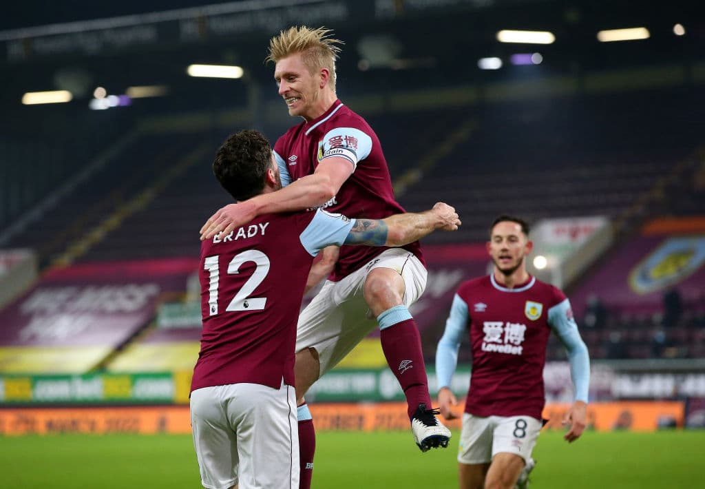 Burnley logró sacar apretada victoria como local ante el Sheffield United 1-0. El único gol del encuentro corrió a cargo de Ben Mee.