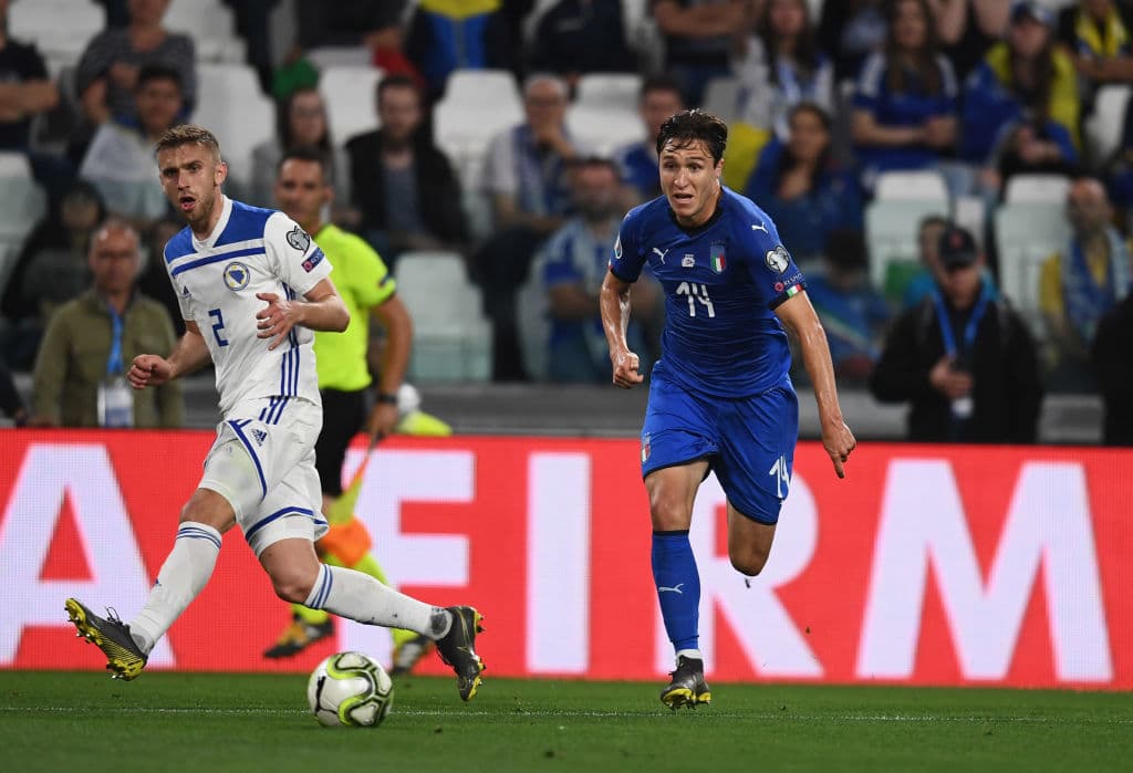 Esto generó en automático la reacción del equipo Azzurri, adelantando líneas y buscando otras vías de hacer daño a una sólida defensa de los bosnios.