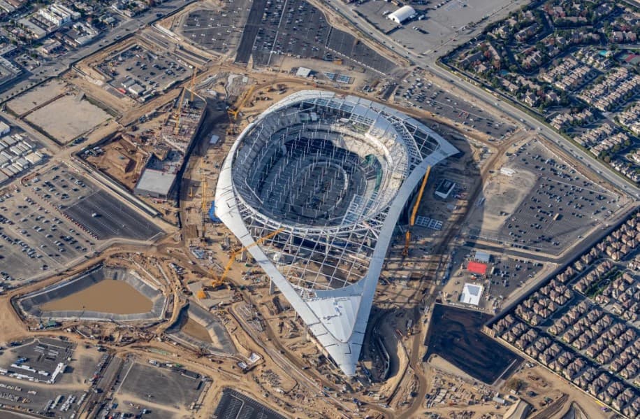 Casi listo el nuevo estadio de los equipos de la NFL de Los Ángeles, Rams y Chargers. Con una inversión de casi 5 mil millones de dólares, estará listo para abrir sus puertas a los aficionados del futbol americano en marzo.