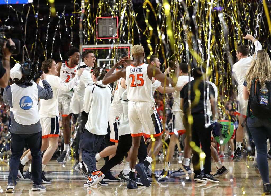 Los Virginia Cavaliers conquistaron el primer Campeonato Nacional luego de derrotar por 85-77 a los Texas Tech Red Raiders en la Final del NCAA Tournament y así festejaron los aficionados, jugadores y entrenadores, en cabezados por el head coach Tony Bennett.