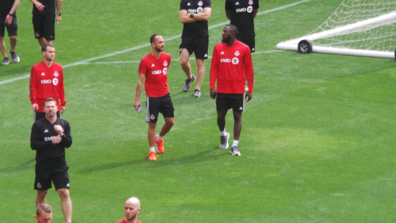 Después del 2-1 en el BMO Field, Toronto F.C. llegó hace unos días a suelo tapatío para preparar el juego de vuelta de la final de la Concacaf Liga de Campeones. Este martes, los dirigidos por Greg Vanney –pero comandados en el campo por Sebastian Giovinco y Michael Bradley– reconocieron el campo del estadio Akron.