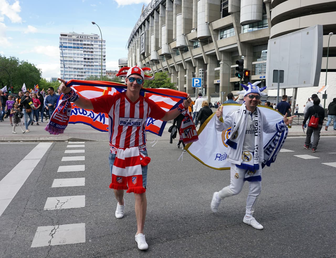La fiesta en las calles tuvo gran colorido, a pesar de la tensión propia de un partido clave en la temporada de dos rivales tradicionales.