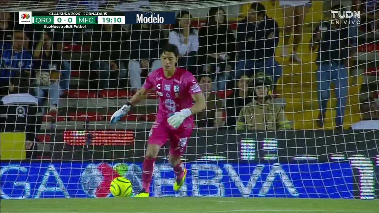 ¡TIRO ATAJADO! disparo por Andrés Montaño.