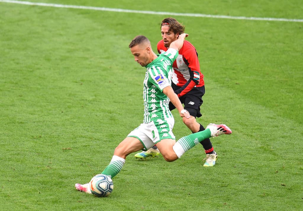 Sergio Canales logra encontrar un espacio para sacar disprao ante la marca de Iker Muniain.