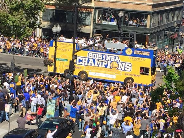 Cientos de aficionados salieron a las calles de Oakland para ver a los campeones de la NBA.