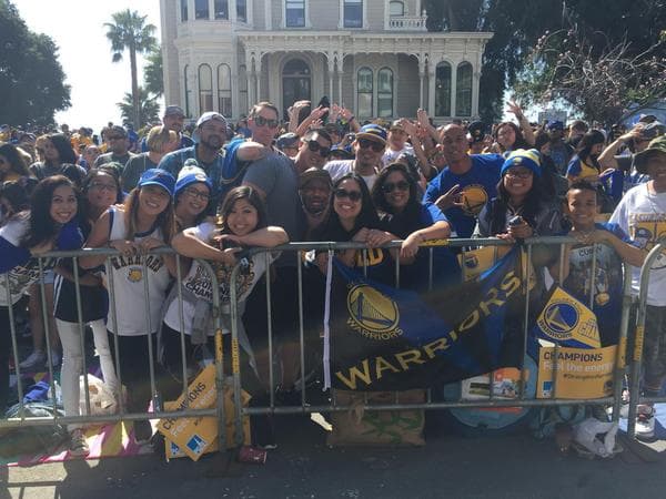 Cientos de aficionados salieron a las calles de Oakland para ver a los campeones de la NBA.