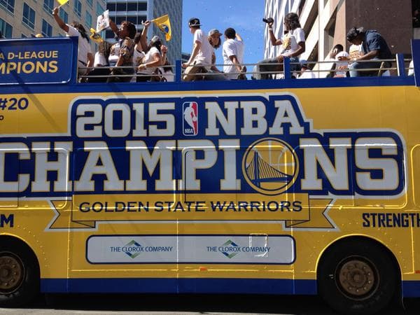 Cientos de aficionados salieron a las calles de Oakland para ver a los campeones de la NBA.