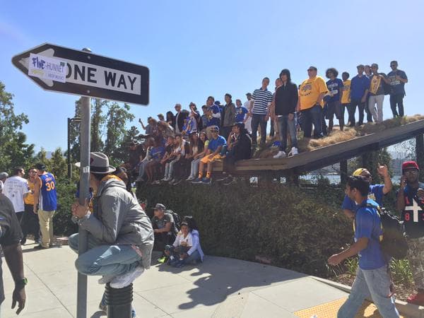 Cientos de aficionados salieron a las calles de Oakland para ver a los campeones de la NBA.