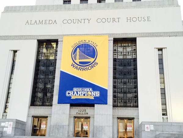 Cientos de aficionados salieron a las calles de Oakland para ver a los campeones de la NBA.