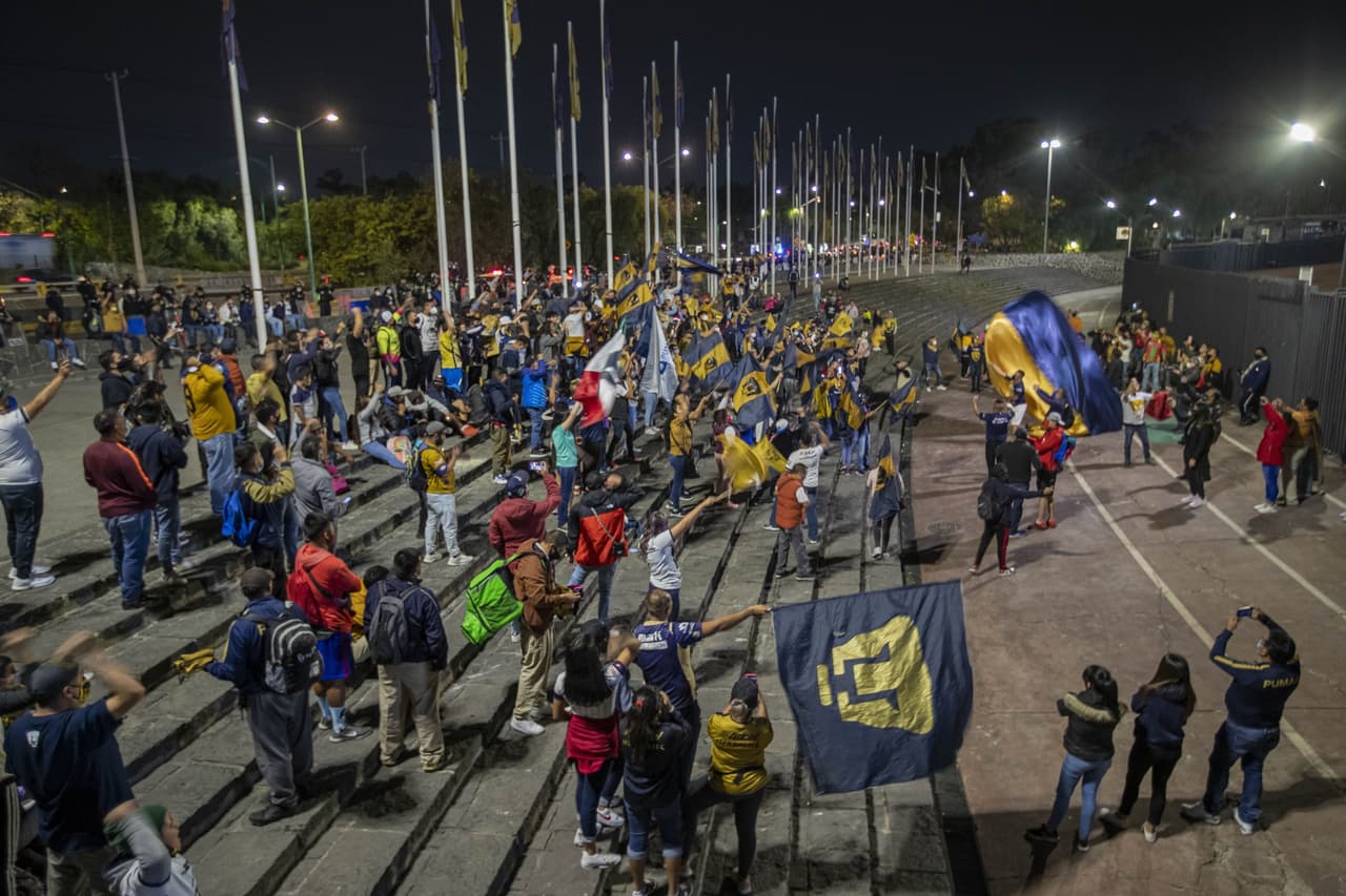 Autoridades de la Alcaldía Coyoacán resguardaron el perímetro del Estadio Olímpico Universitario horas antes del cotejo, pero nada detuvo a los hinchas auriazules para alentar a su escuadra en el primer episodio de la Gran Final del Guard1anes 2020.