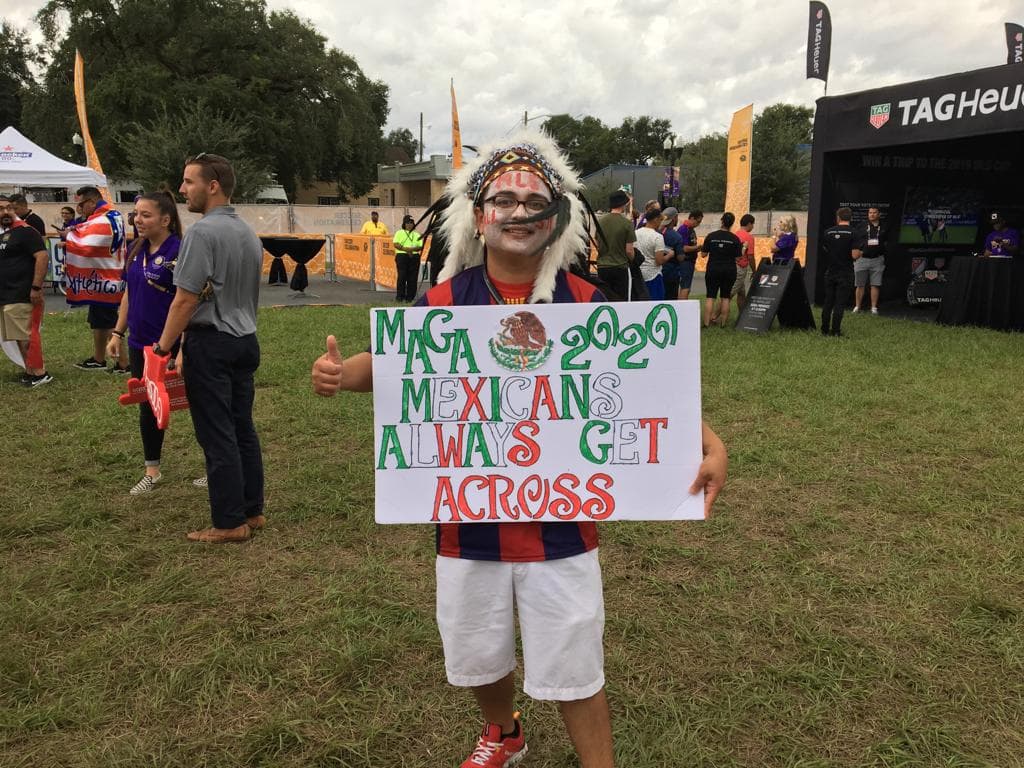 Este aficionado luce esta pancarta en favor de los mexicanos.