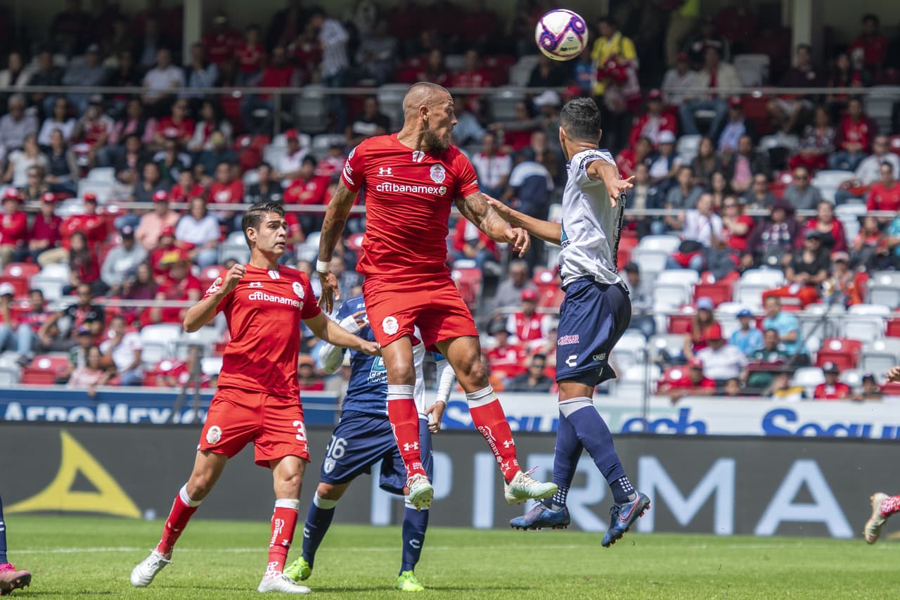 Maidana despeja una jugada de gol y aleja el peligro de su área.