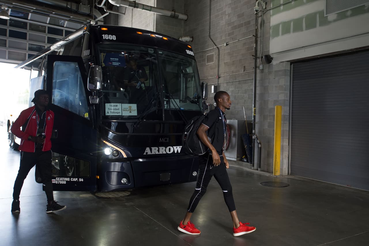 Tremendo ambiente y colorido estaban ya armando las aficiones de cuatro selecciones en medio de una doble cartelera en Children's Mercy Park, en Kansas City, Kansas. Para abrir bocado, Trinidad y Tobago se juega el honor ante Guyana, y más tarde Panamá y Estados Unidos por la cima del Grupo D de la Copa Oro. También captamos la llegada de los jugadores trinitarios y guyanenses para su cotejo.