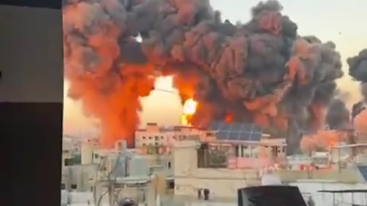 El momento en que Israel bombardea los densos suburbios del sur de la capital del Líbano