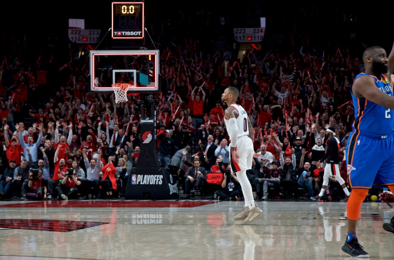Las mejores imágenes del partidazo de Damian Lillard ante el Oklahoma City Thunder. El astro de los Portland Trail Blazers anotó 50 puntos y con un triplazo antes de que expirara el reloj, de casi media cancha, puso fin a la serie.