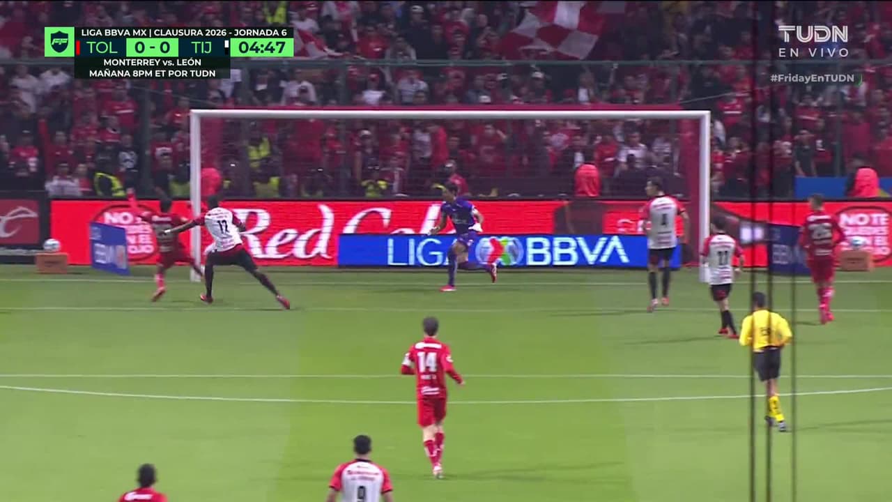 ¡Solo frente al arco! Díaz remata solo pero se fue desviado