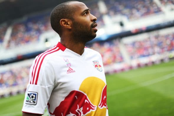 El delantero obtuvo grandes ingresos cuando jugó con el Arsenal y el Barcelona, además de seguir ganando dinero en comerciales de rastrillos y marcas deportivas.Mira aquí los videos más chismosos.