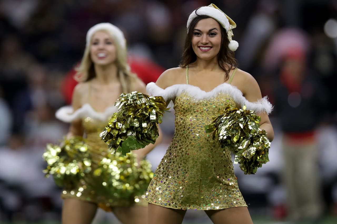 Los colores de la Navidad y personajes representativos como Santa Claus, el Grinch y los renos estuvieron en la jornada de la NFL, que tuvo en la belleza de las animadoras y la alegría de los fanáticos la combinación perfecta.