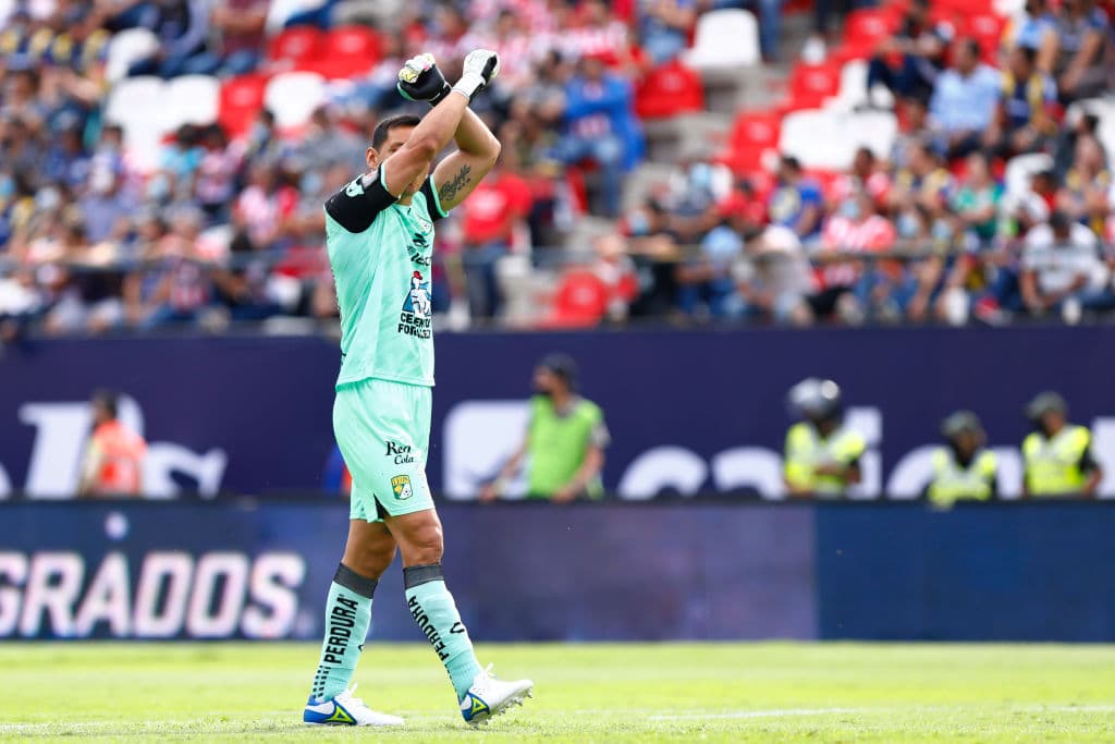 En un choque con muchas ocasiones, León, en el tiempo de reposición, se llevó el triunfo por 1-2 en casa del Atlético San Luis, equipo descontó con un gol en contra de Byron Castillo.