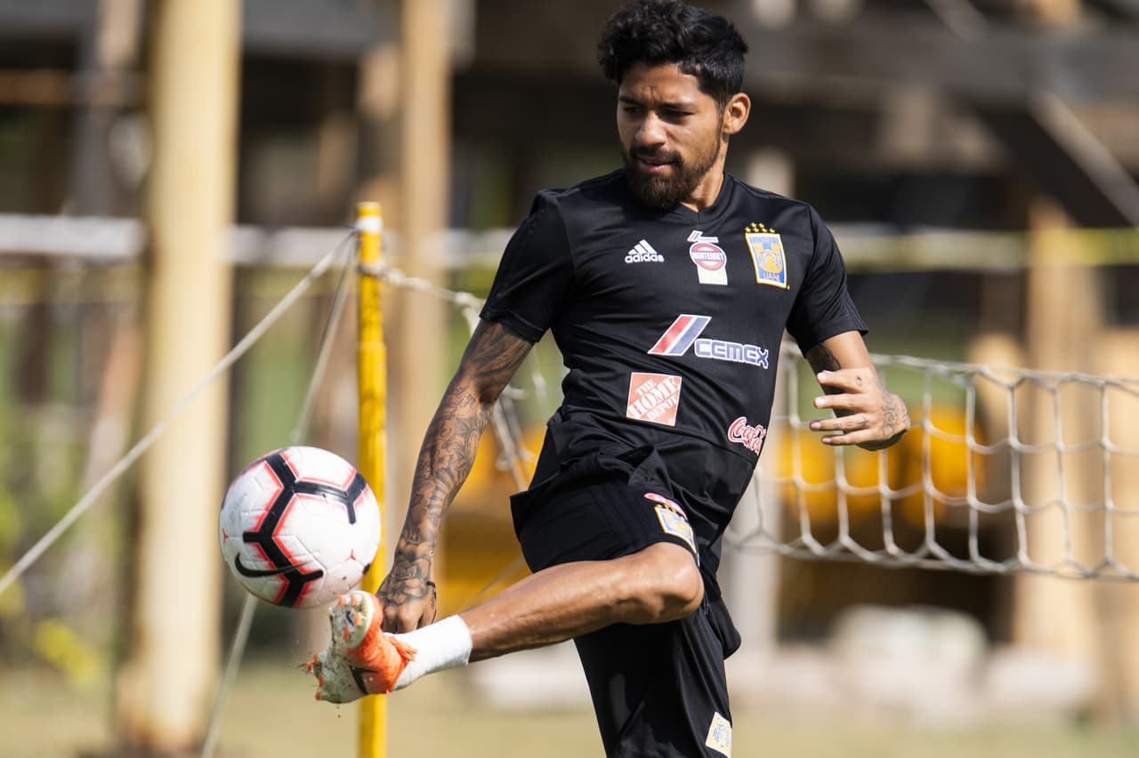 Tigres UANL ajusta detalles para el juego de ida de la Final de la Concacaf Champions League en un duelo contra Monterrey, su gran rival, frente al que busca su primer título internacional.