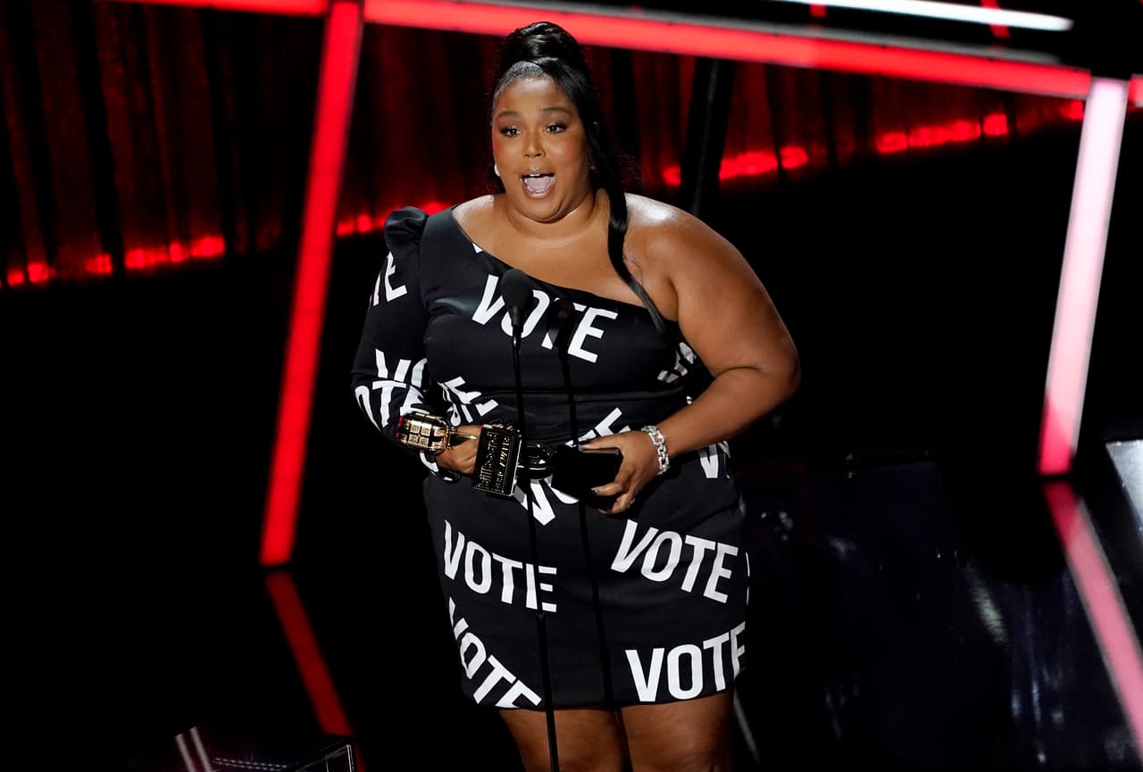 Lizzo ganó el premio Top Song Sales Artist y se pronunció en contra del racismo.