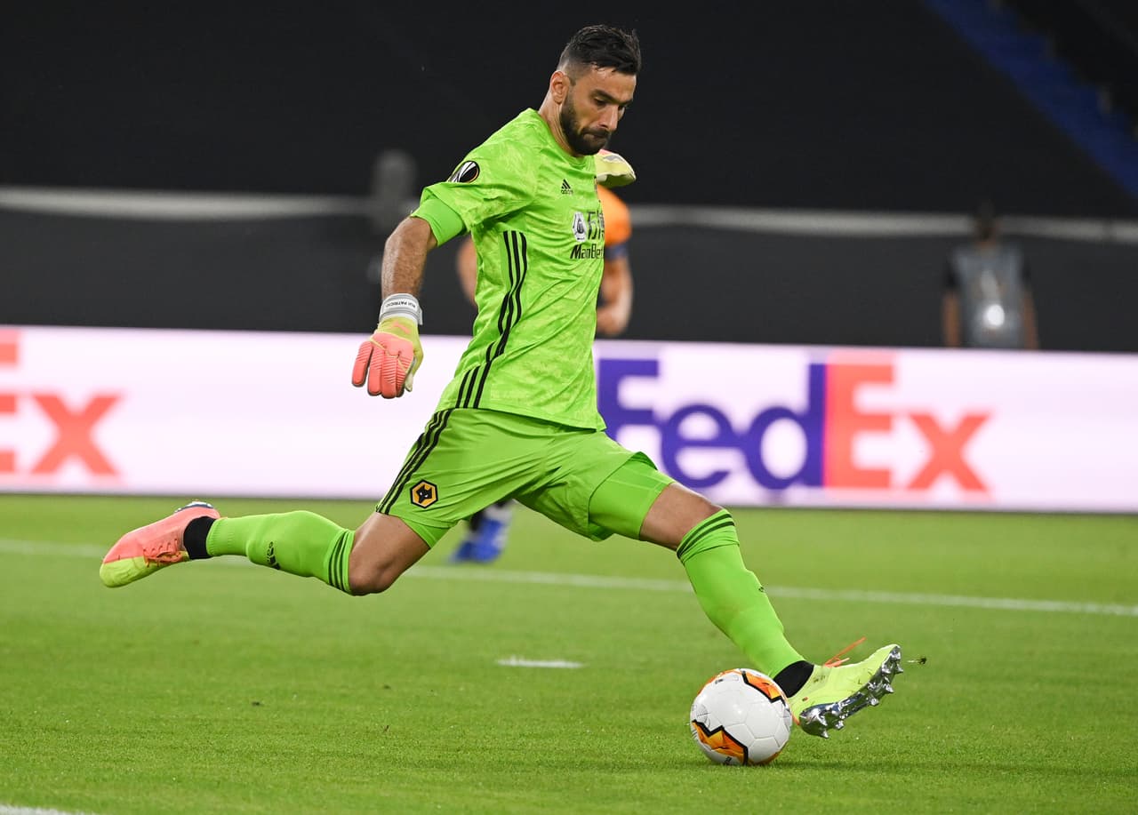 Sevilla avanzaba hilando pases, pero aún no inquietaban al cancerbero de los Wolves.