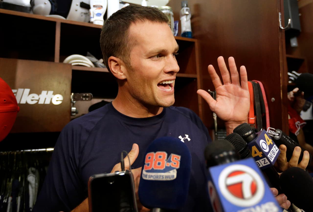 El quarterback de los Patriots de Nueva Inglaterra Tom Brady habla con reporteros antes de una sesión de prácticas el miércoles, 16 de septiembre del 2015, en el Gillette Stadium, en Foxborough, Massachusetts. Brady dijo que respaldaría a Donald Trump como presidente. (Foto AP/Steven Senne)