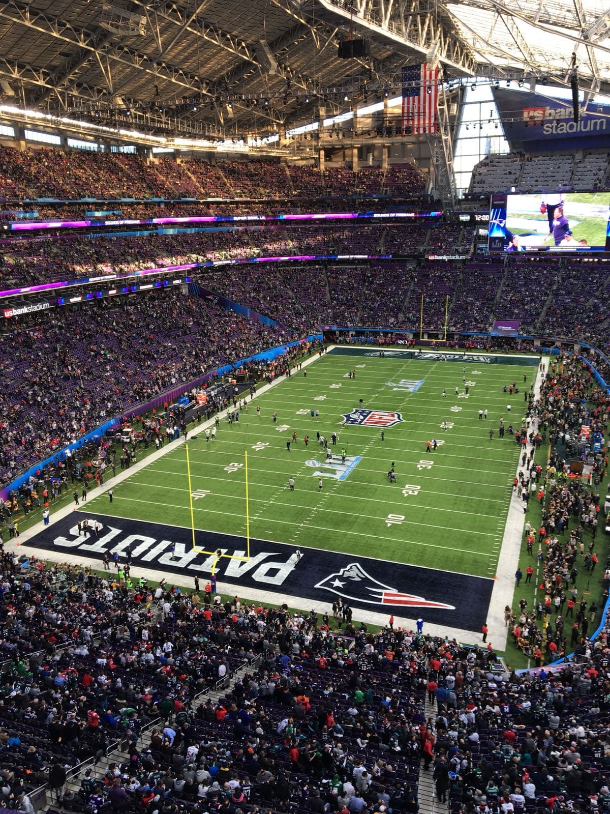 ¡Todo listo en el U.S. Bank Stadium para el Super Bowl LII! Los Patriots y los Eagles jugarán por el título de la NFL y ni siquiera las bajas temperaturas reducen la pasión de los miles de aficionados que ya están en el estadio.