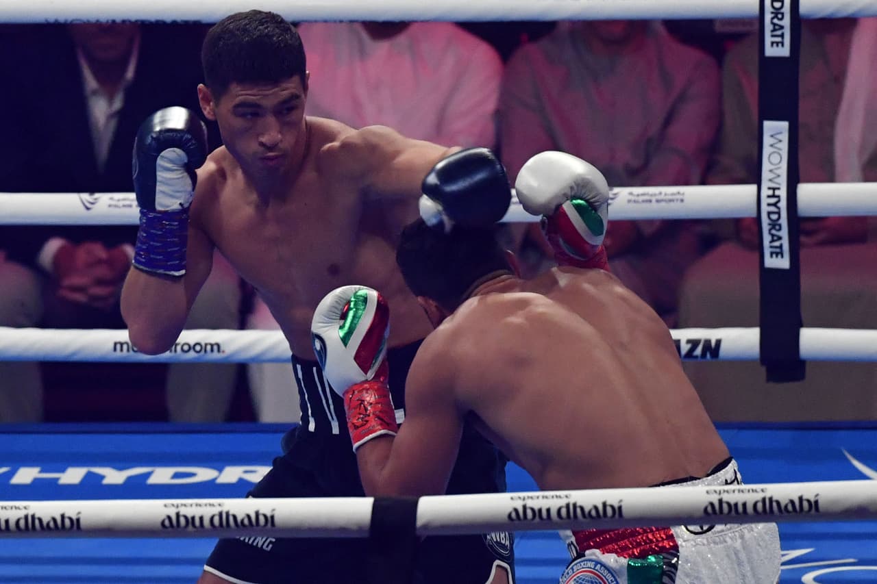 Dmitry Bivol señala la condición para darle la revancha a Canelo